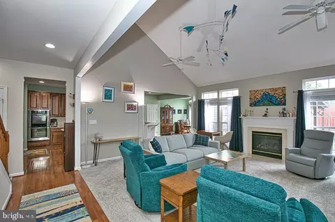 Living - 280 Powell Cir, Berlin, MD 21811 photo 2 of 2