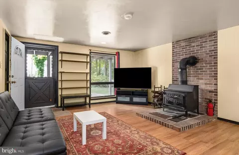 Living - 33 Newport, Berlin, MD 21811 photo 3 of 6