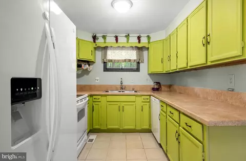 Kitchen - 33 Newport, Berlin, MD 21811 photo 1 of 3