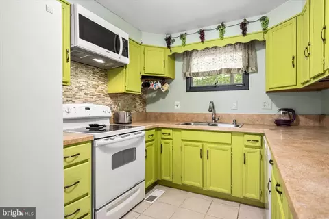Kitchen - 33 Newport, Berlin, MD 21811 photo 2 of 3