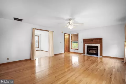 Living - 9449 Carey Rd, Berlin, MD 21811 photo 10 of 14