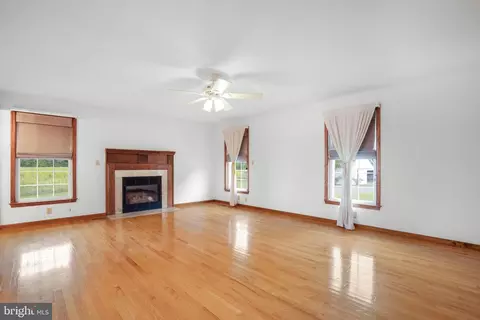 Living - 9449 Carey Rd, Berlin, MD 21811 photo 9 of 14