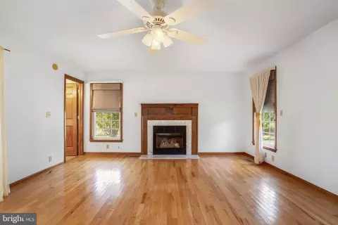 Living - 9449 Carey Rd, Berlin, MD 21811 photo 11 of 14