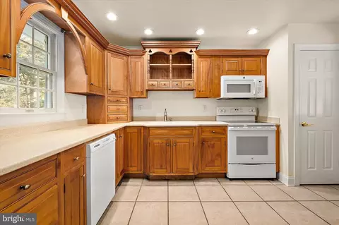 Kitchen - 6252 Basket Switch Rd, Newark, MD 21841 photo 4 of 5
