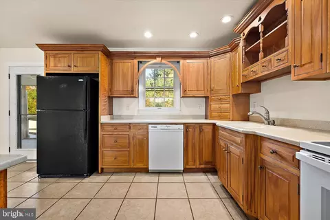 Kitchen - 6252 Basket Switch Rd, Newark, MD 21841 photo 3 of 5