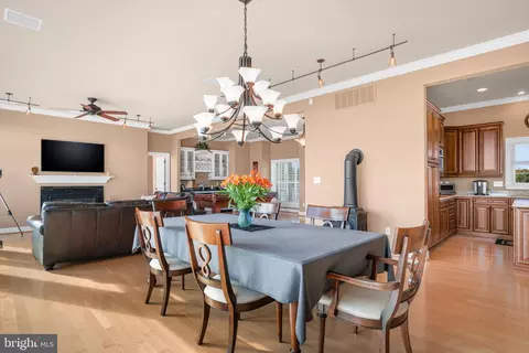 Dining - 6008 S Point Rd, Berlin, MD 21811 photo 4 of 4