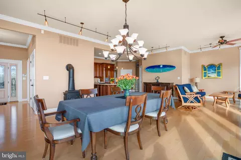 Dining - 6008 S Point Rd, Berlin, MD 21811 photo 3 of 4