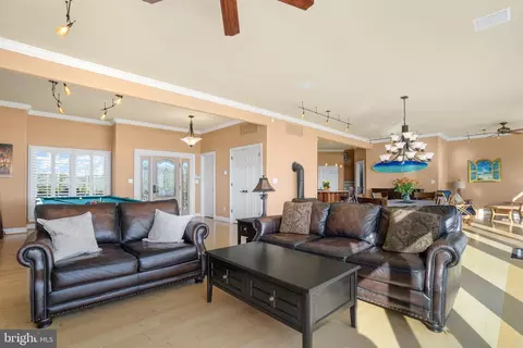 Living - 6008 S Point Rd, Berlin, MD 21811 photo 4 of 5