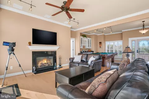 Living - 6008 S Point Rd, Berlin, MD 21811 photo 3 of 5