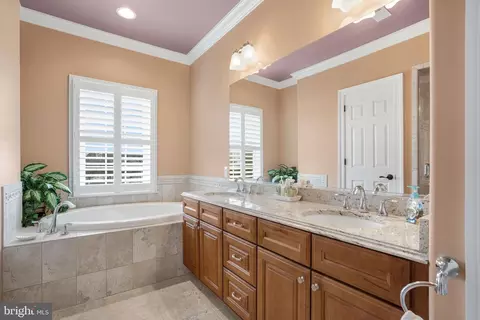 Bath - 6008 S Point Rd, Berlin, MD 21811 photo 4 of 8