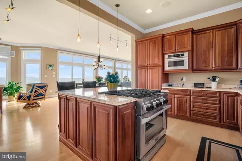 Kitchen - 6008 S Point Rd, Berlin, MD 21811 photo 4 of 5