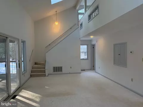 Living - 38 Robin Hood Trl, Berlin, MD 21811 photo 2 of 6