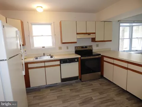 Kitchen - 38 Robin Hood Trl, Berlin, MD 21811 photo 2 of 3