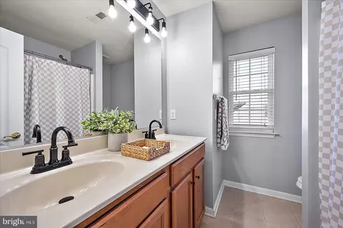 Bath - 508 Dueling Way, Berlin, MD 21811 photo 4 of 4