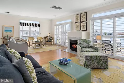 Living - 13212 Stone Harbor Ln #6, Ocean City, MD 21842 photo 6 of 9
