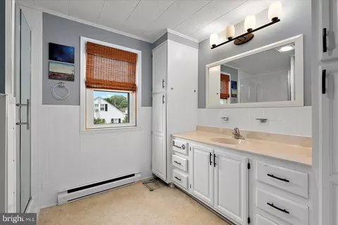 Bath - 118 Cedar Ave, Berlin, MD 21811 photo 3 of 6
