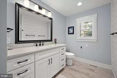 Bath - 118 Cedar Ave, Berlin, MD 21811 photo 5 of 6