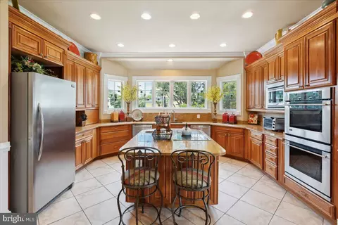 Kitchen - 11525 Bay Point Ln, Berlin, MD 21811 photo 6 of 11