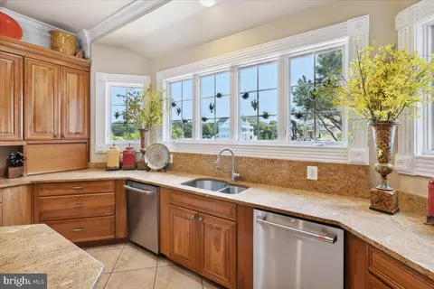 Kitchen - 11525 Bay Point Ln, Berlin, MD 21811 photo 7 of 11