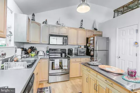 Kitchen - 20 Camelot Cir, Ocean Pines, MD 21811 photo 1 of 2