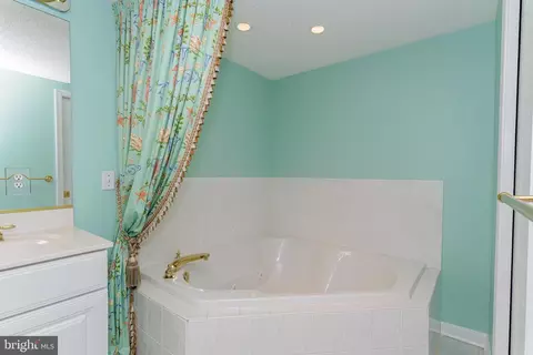 Bath - 8307 Atlantic Ave #102, Ocean City, MD 21842 photo 4 of 7