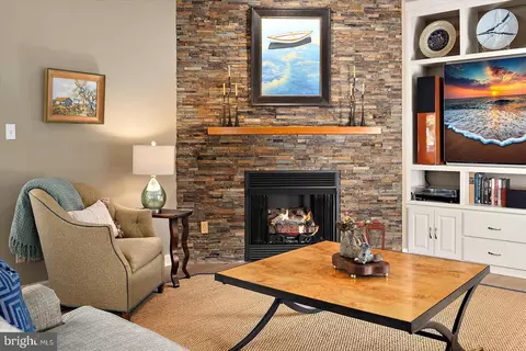 Living - 9605 Indian Trail Dr, Berlin, MD 21811 photo 10 of 13