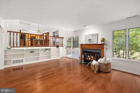 Living - 11410 Gaskin Dr, Berlin, MD 21811 photo 5 of 10