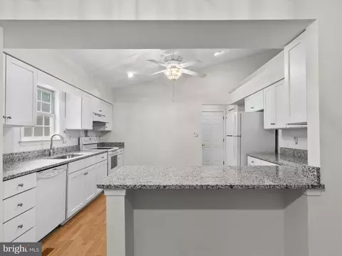 Entry Way - 33 Pinehurst Rd, Berlin, MD 21811 photo 2 of 2