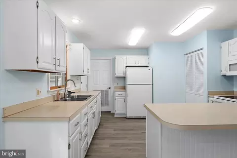 Kitchen - 79 Seafarer Ln, Berlin, MD 21811 photo 2 of 4