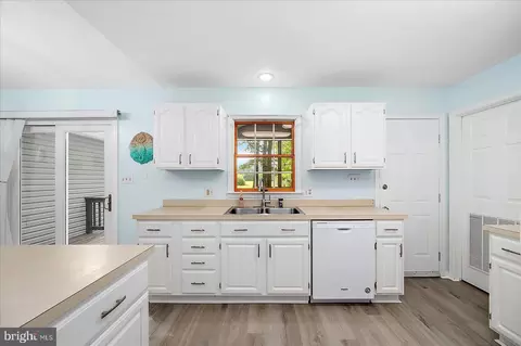 Kitchen - 79 Seafarer Ln, Berlin, MD 21811 photo 3 of 4