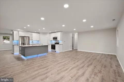 Living - 152 Camelot Cir, Berlin, MD 21811 photo 2 of 8