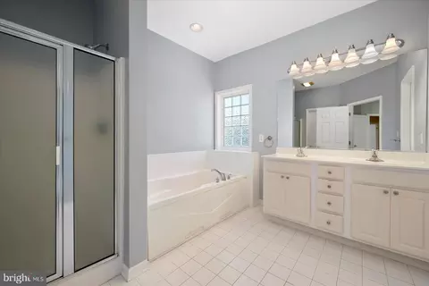 Bath - 400 Williams St #12, Berlin, MD 21811 photo 1 of 4