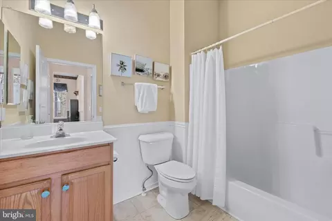 Bath - 5 Freeport Ln, Berlin, MD 21811 photo 2 of 3