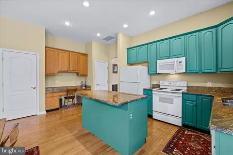 Kitchen - 5 Freeport Ln, Berlin, MD 21811 photo 3 of 8