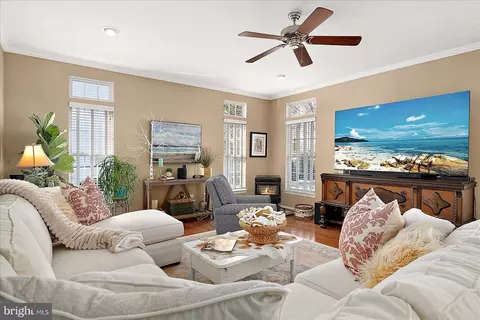 Living - 317 Powell Cir, Berlin, MD 21811 photo 2 of 3