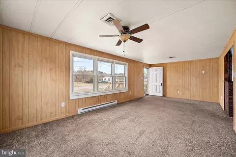Living - 106 Schoolfield St, Berlin, MD 21811 photo 4 of 6