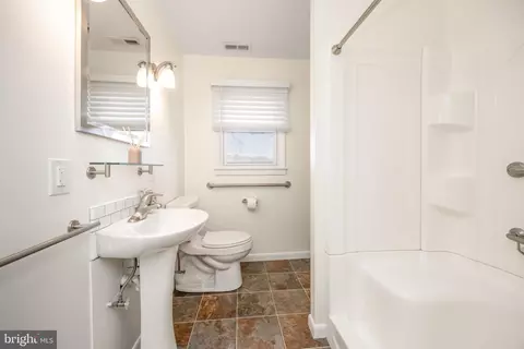 Bath - 300 Broad St, Berlin, MD 21811 photo 4 of 5