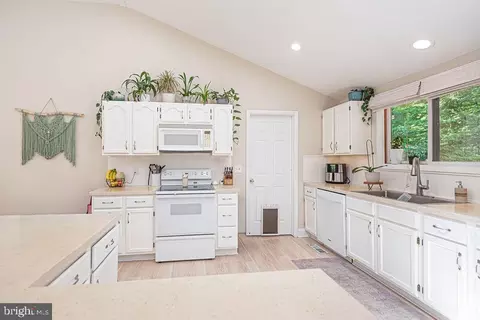 Kitchen - 40 Harbormist Cir, Ocean Pines, MD 21811 photo 2 of 2