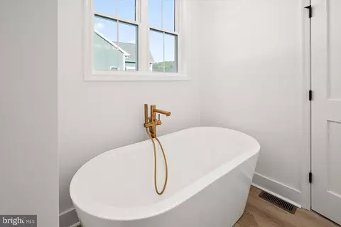 Bath - 75 King Richard Rd, Berlin, MD 21811 photo 9 of 10