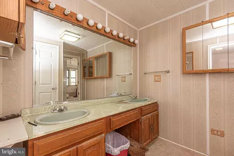 Bath - 17 Burley St, Berlin, MD 21811 photo 6 of 9