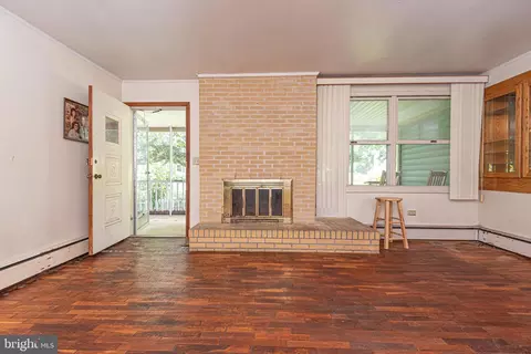 Living - 17 Burley St, Berlin, MD 21811 photo 3 of 8