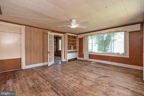 Living - 19 Burley St, Berlin, MD 21811 photo 2 of 15