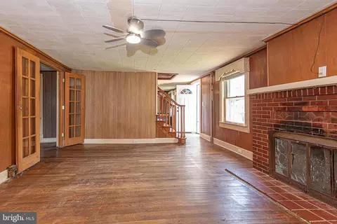 Living - 19 Burley St, Berlin, MD 21811 photo 10 of 15
