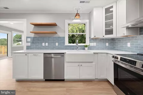 Kitchen - 100 Esham Ave, Berlin, MD 21811 photo 4 of 5