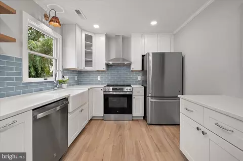 Kitchen - 100 Esham Ave, Berlin, MD 21811 photo 3 of 5