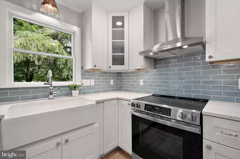 Kitchen - 100 Esham Ave, Berlin, MD 21811 photo 5 of 5