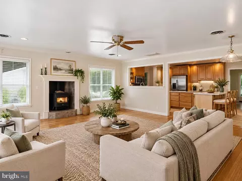 Living - 10541 Shady Dr, Berlin, MD 21811 photo 2 of 13
