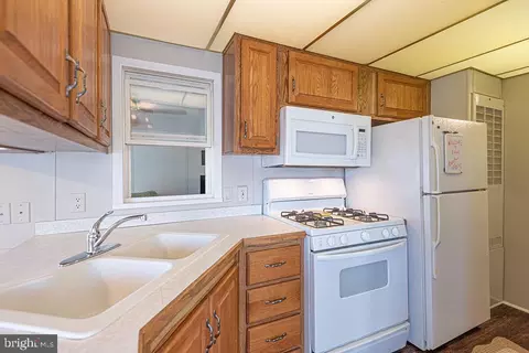 Kitchen - 122 Skipjack Cir, Berlin, MD 21811 photo 2 of 4