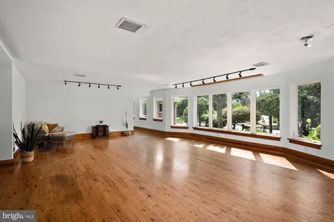 Living - 407 S Main St, Berlin, MD 21811 photo 1 of 8