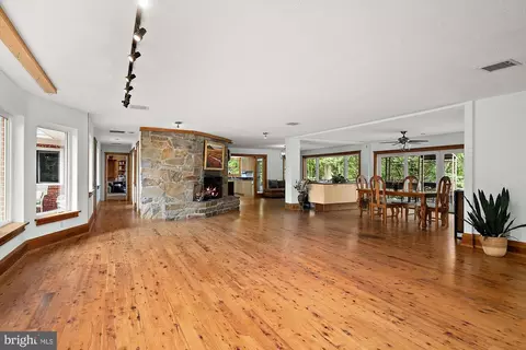 Living - 407 S Main St, Berlin, MD 21811 photo 4 of 8